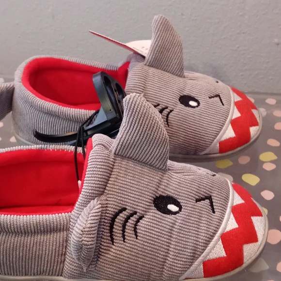 Wonder Nation Grey Kids Shark Slippers Size 11-12 - Picture 10 of 10